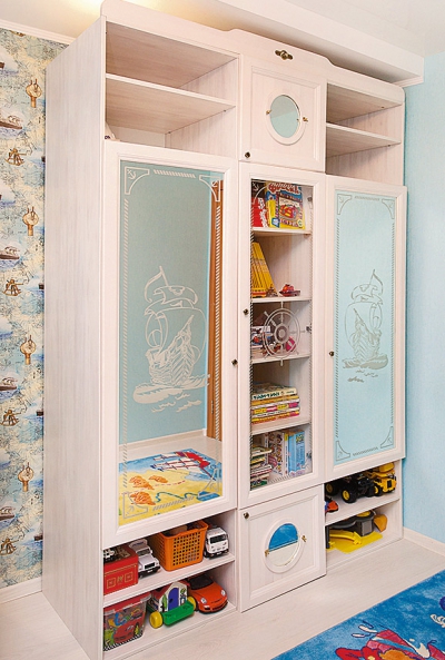 Шкаф в детскую с фасадами из массива
